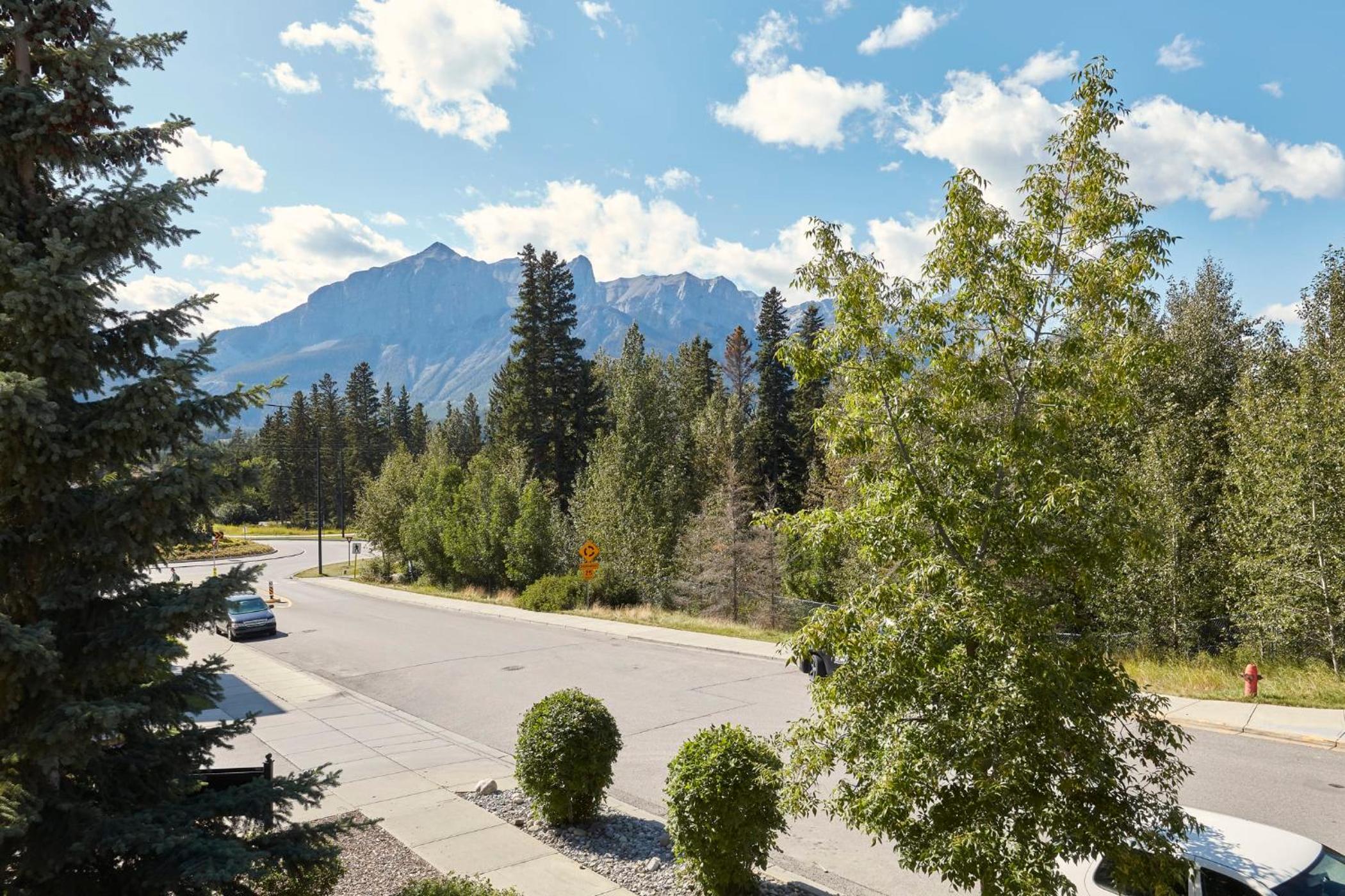 Top Floor Wolf - Best Views With Pool and Hot tub