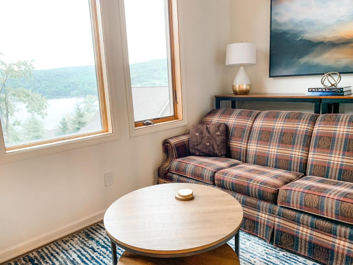 5 mins to Wisp Super Cute Renovated Home w Lake Views Hot tub view 3