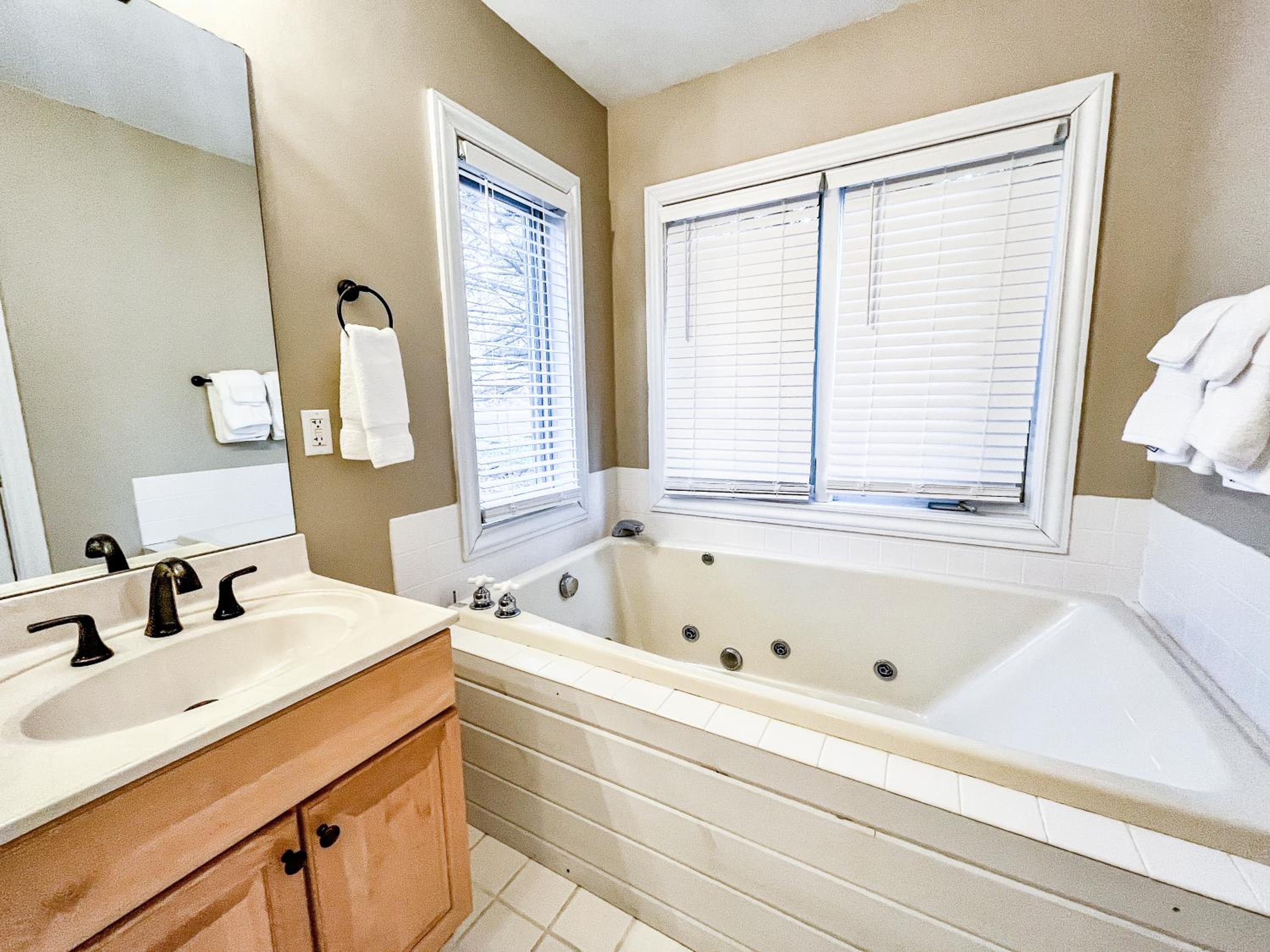 Large Lakefront Home Private dock hot tub