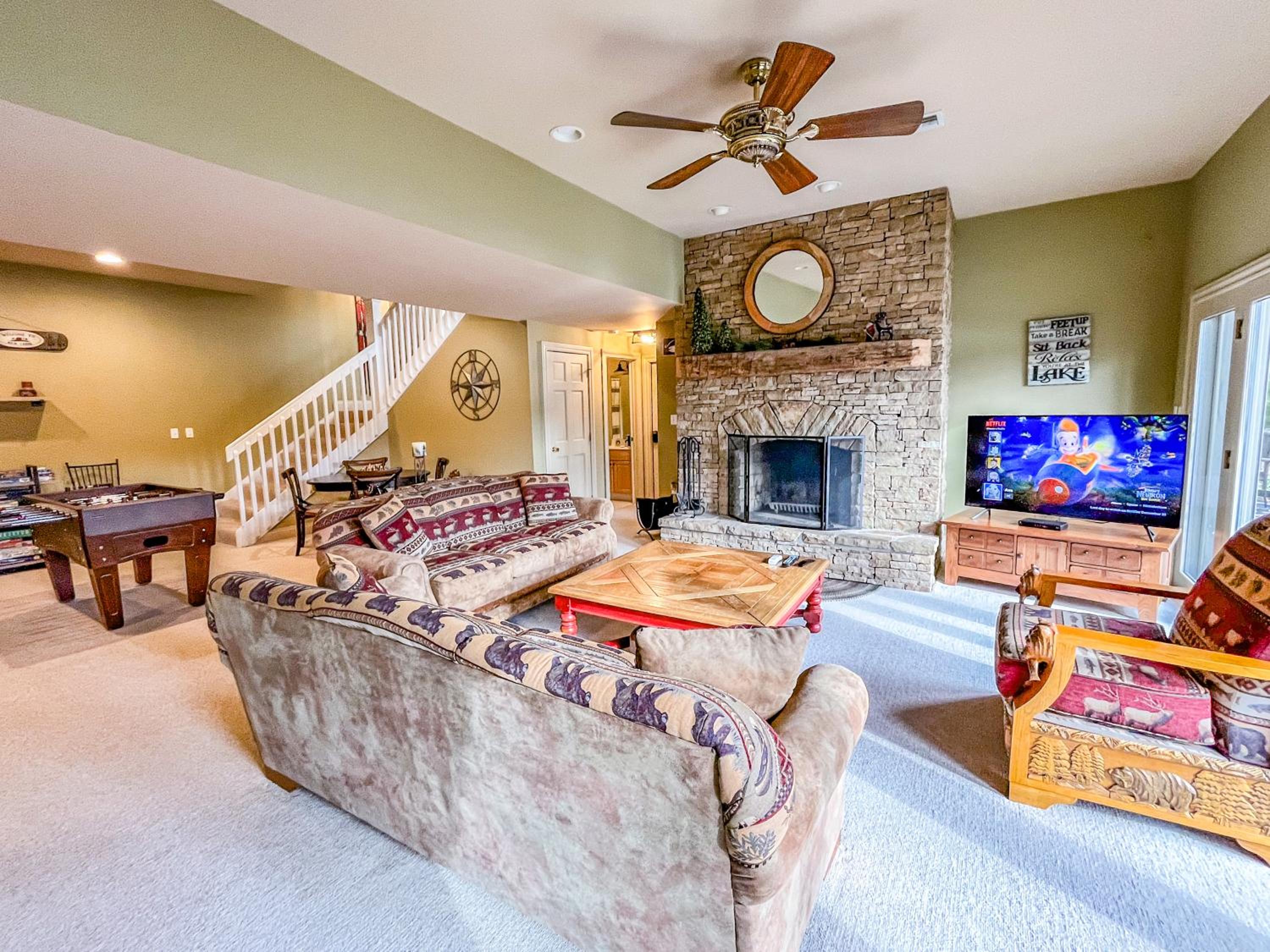 Large Lakefront Home Private dock hot tub