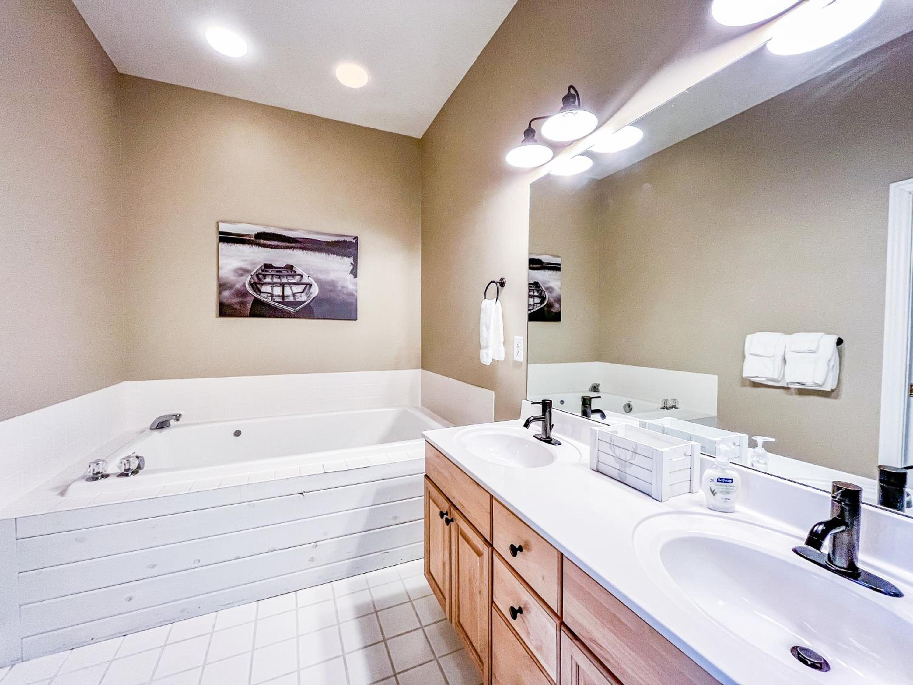 Large Lakefront Home Private dock hot tub