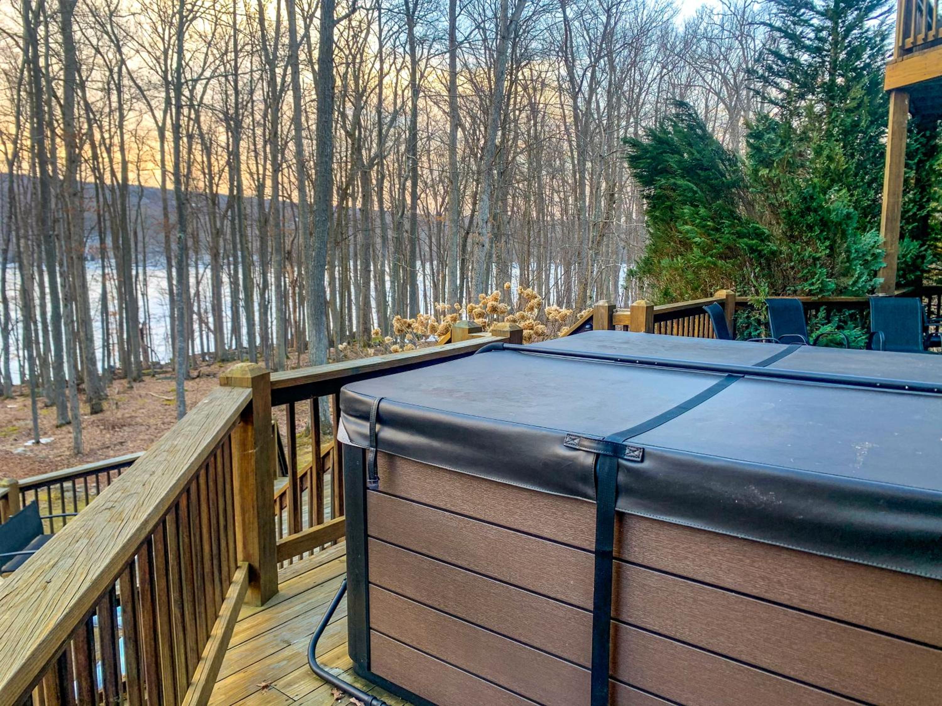 Large Lakefront Home Private dock hot tub