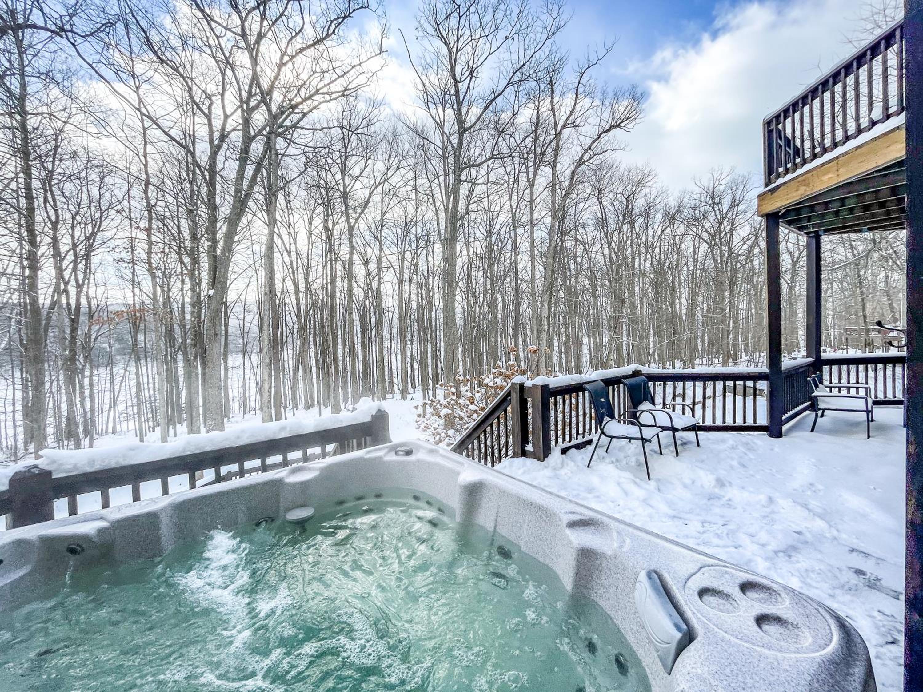 Large Lakefront Home Private dock hot tub