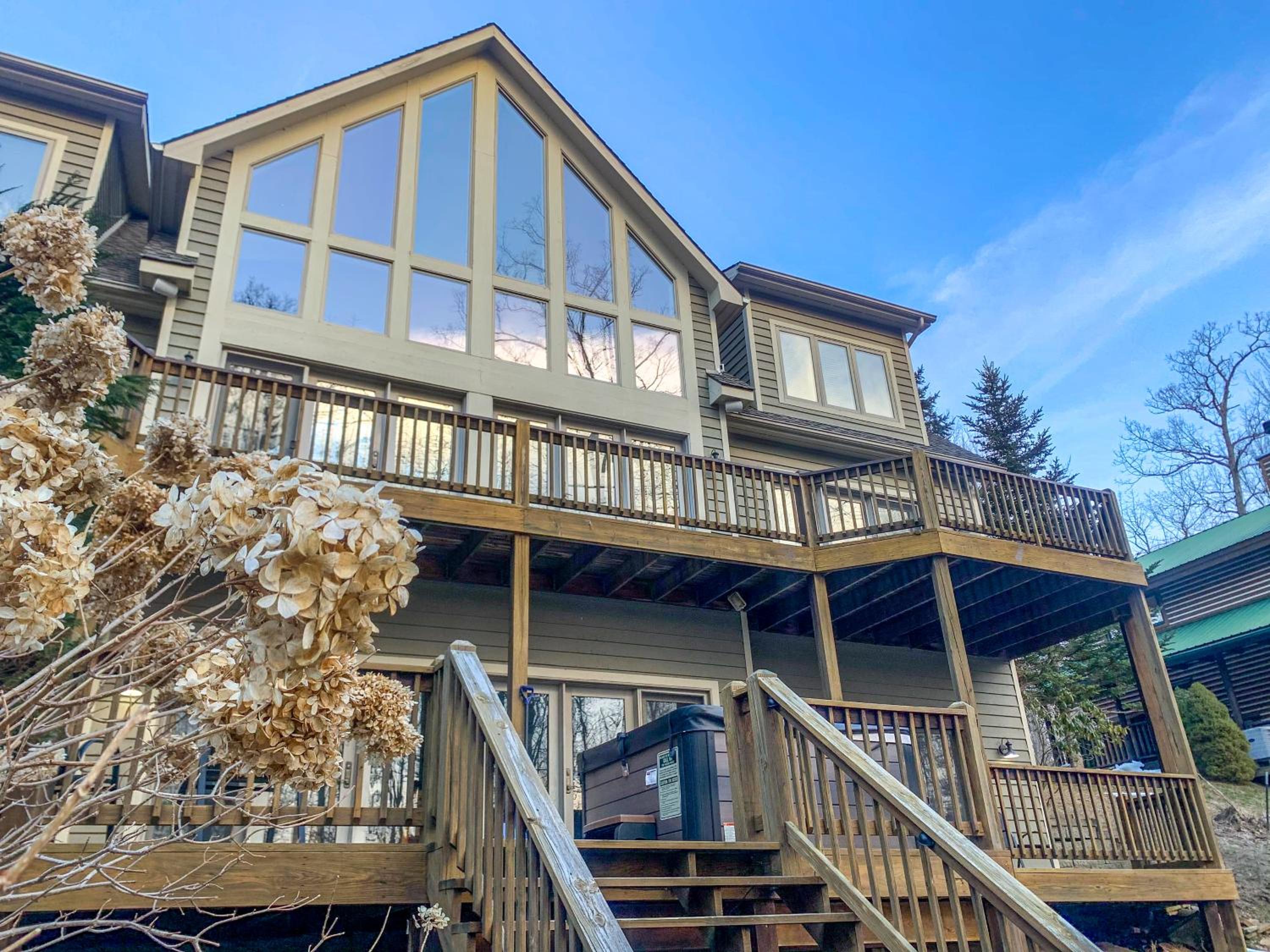 Large Lakefront Home Private dock hot tub