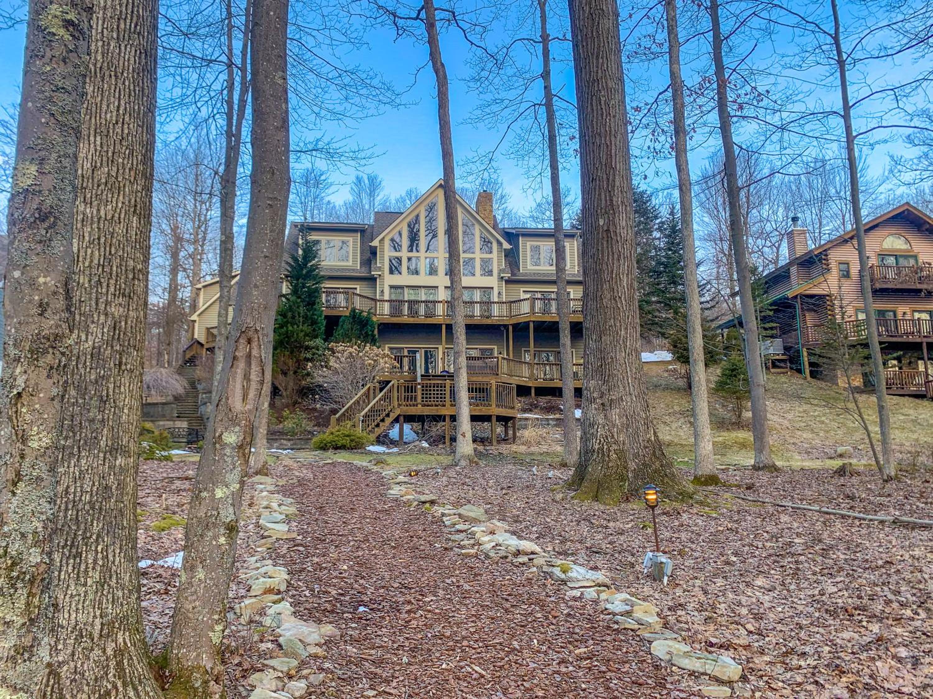 Large Lakefront Home Private dock hot tub