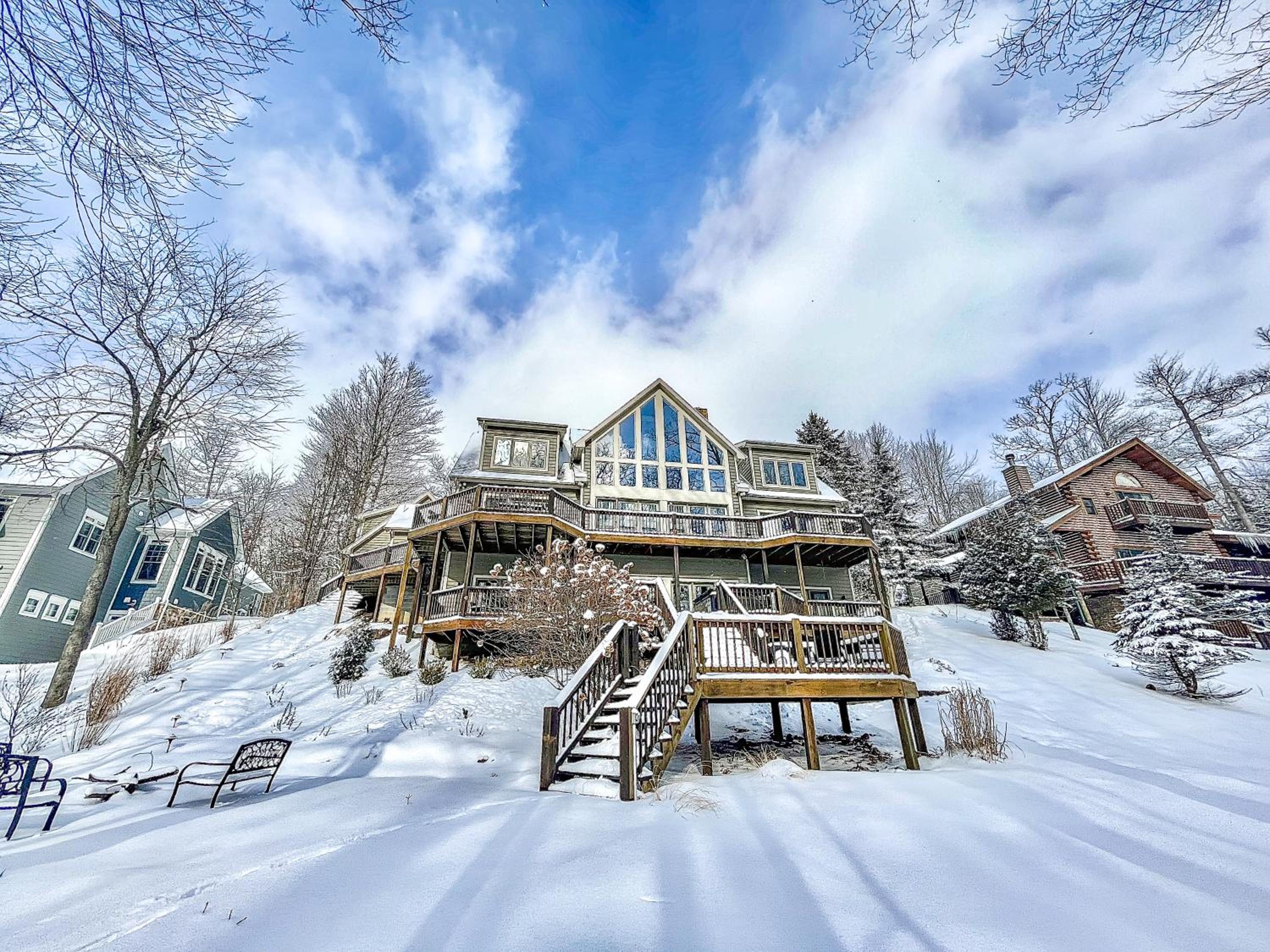 Large Lakefront Home Private dock hot tub