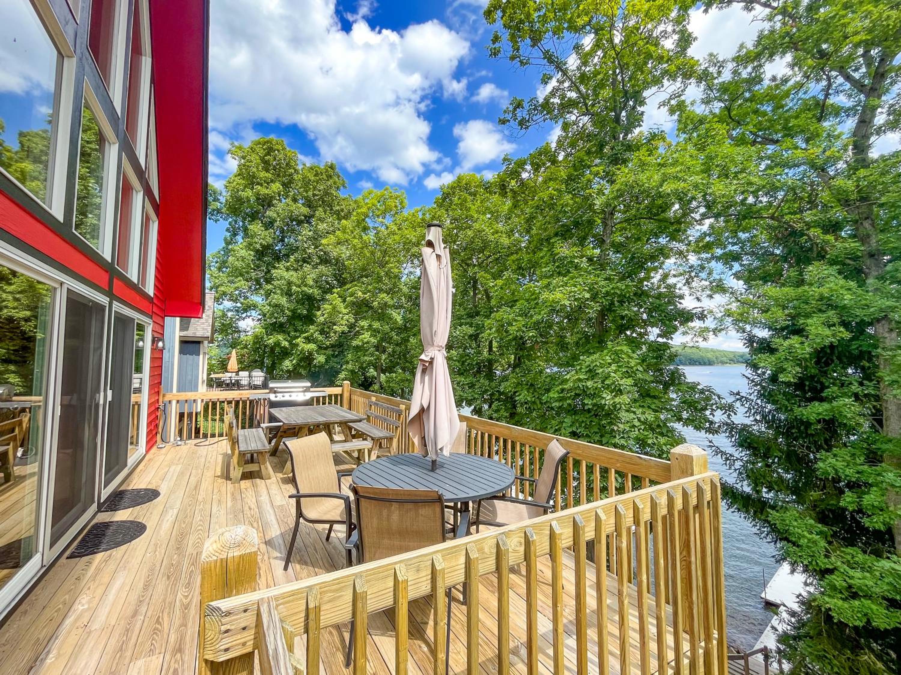Central Lake House Private Dock Walk to Area Hot Spots view 2