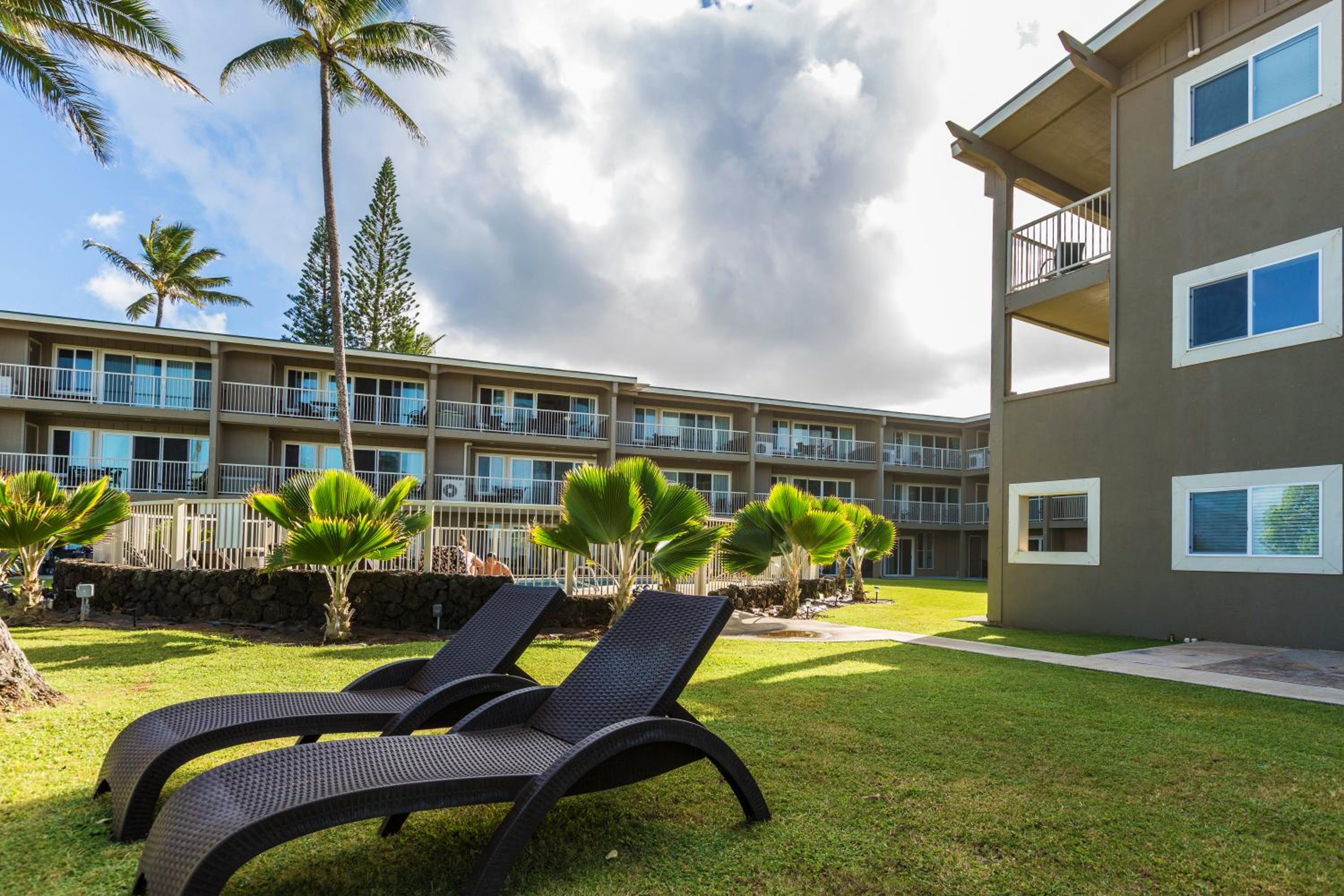 Hotel 2 Bedroom Kapaa Condo, Pool, AC, Beach Access KK116 - Image 1