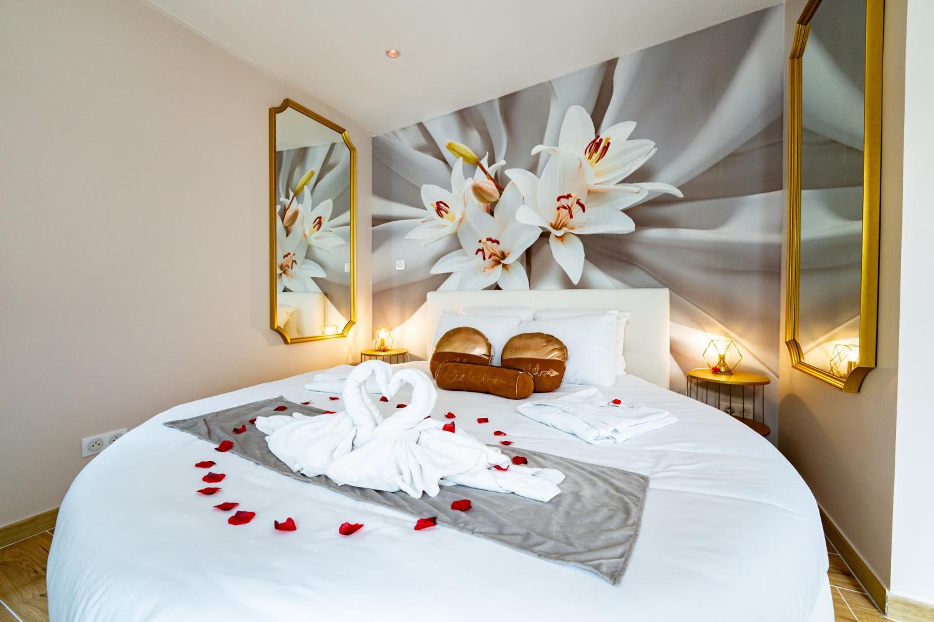 Studio romantique jacuzzi ou spa balneo privatif et jardin Au temps des cerises La Ciotat, photo 2