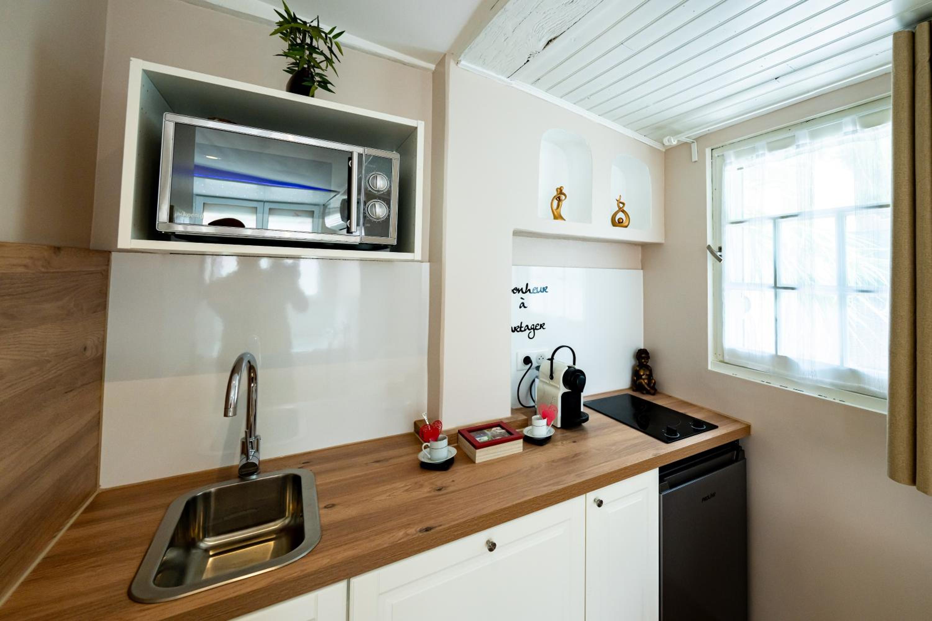 Studio romantique jacuzzi ou spa balneo privatif et jardin Au temps des cerises La Ciotat, photo 13