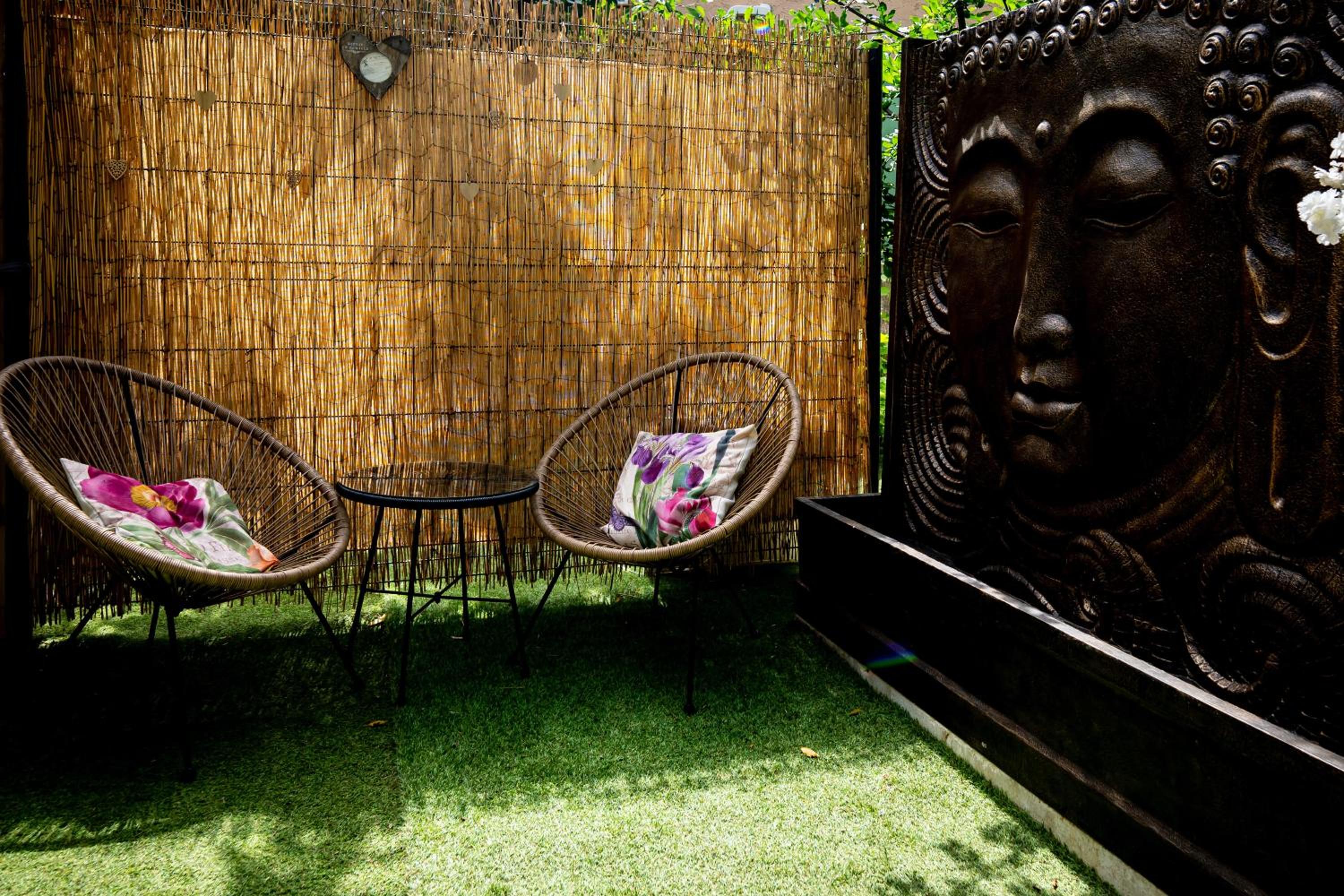 Studio romantique jacuzzi ou spa balneo privatif et jardin Au temps des cerises La Ciotat, photo 3