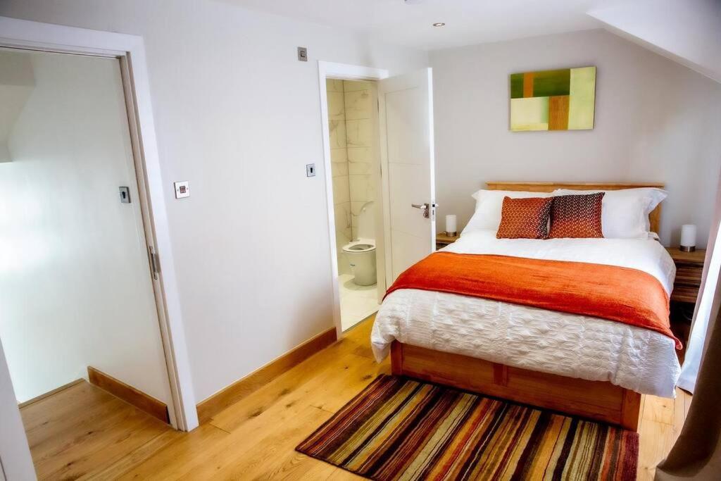 Airy, 3 bedrooms, ensuite , central London flat