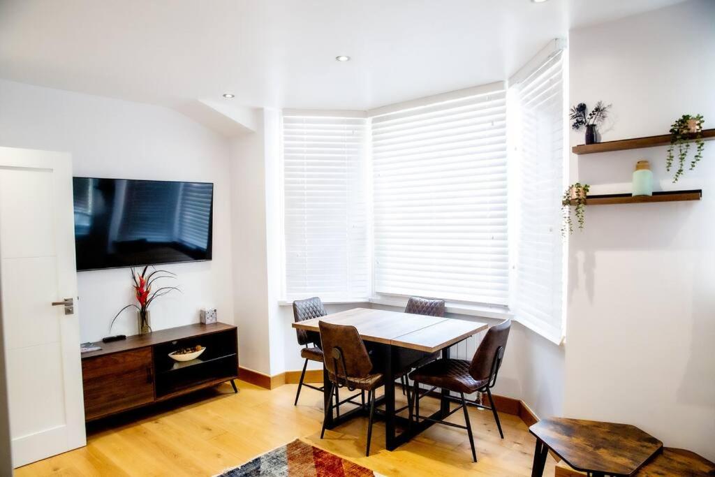 Airy, 3 bedrooms, ensuite , central London flat