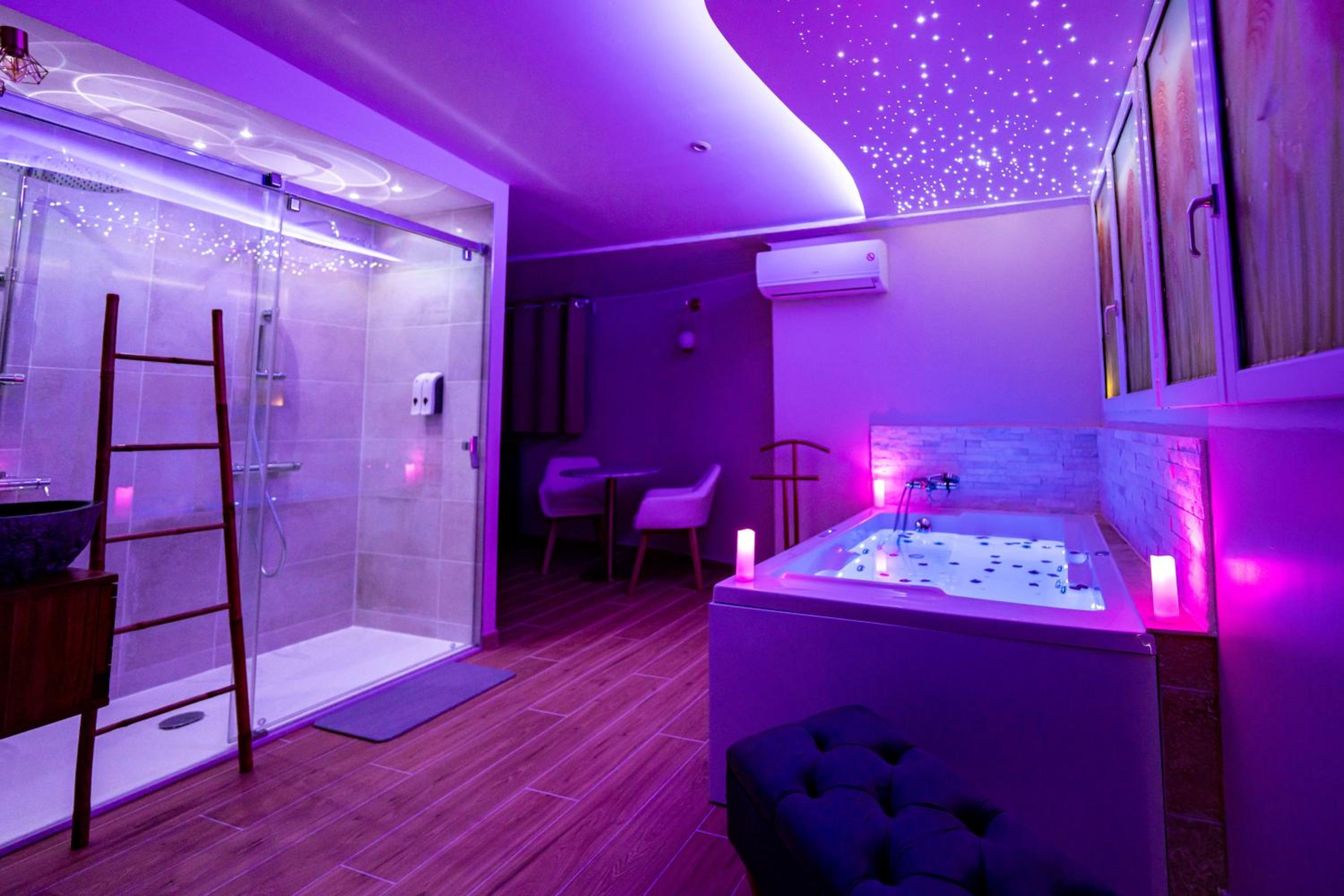 Studio romantique jacuzzi ou spa balneo privatif et jardin Au temps des cerises La Ciotat, photo 6