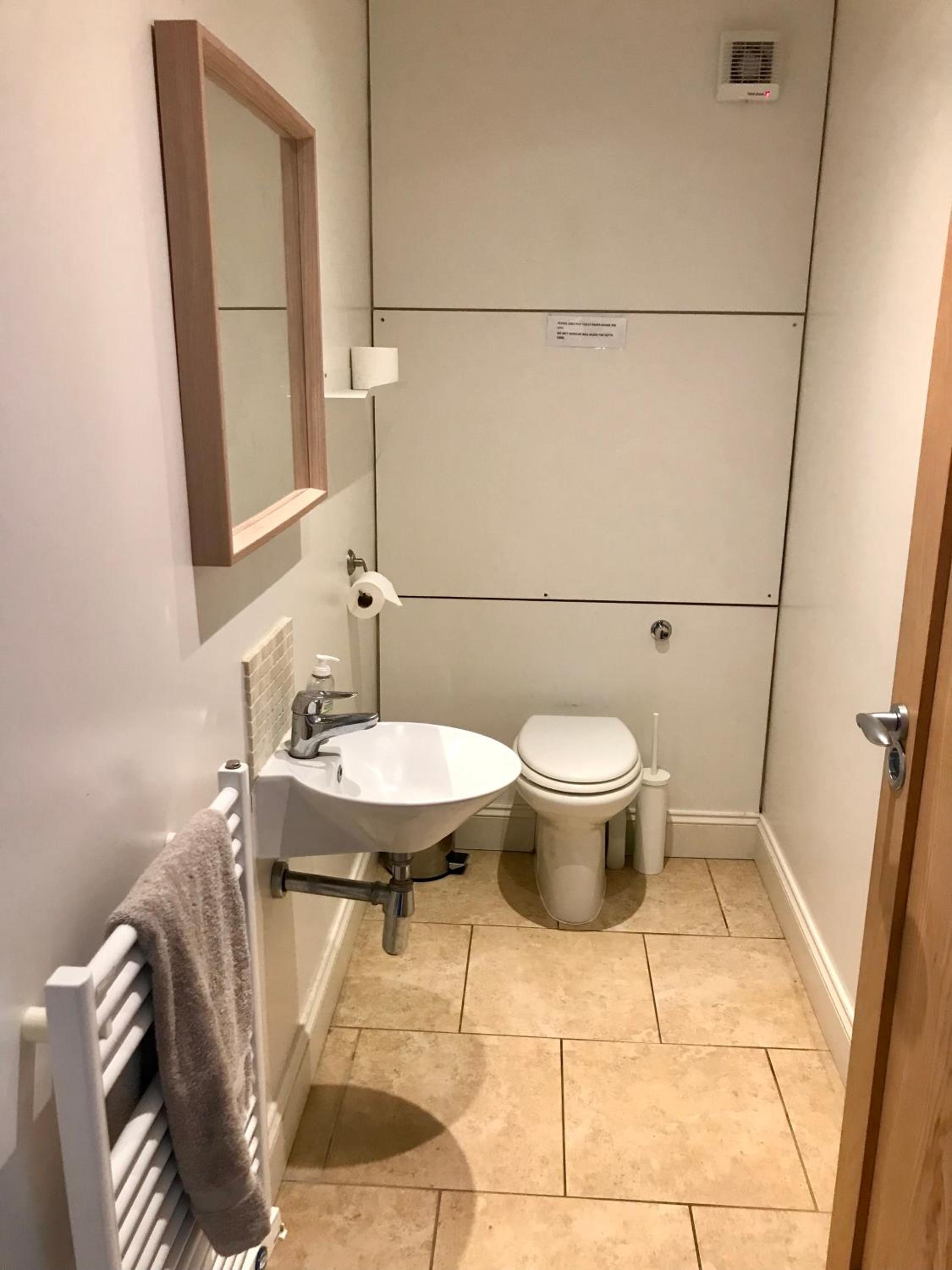 Barn Ann-exe, Sleeps 4, Garden, Parking spaces view 2