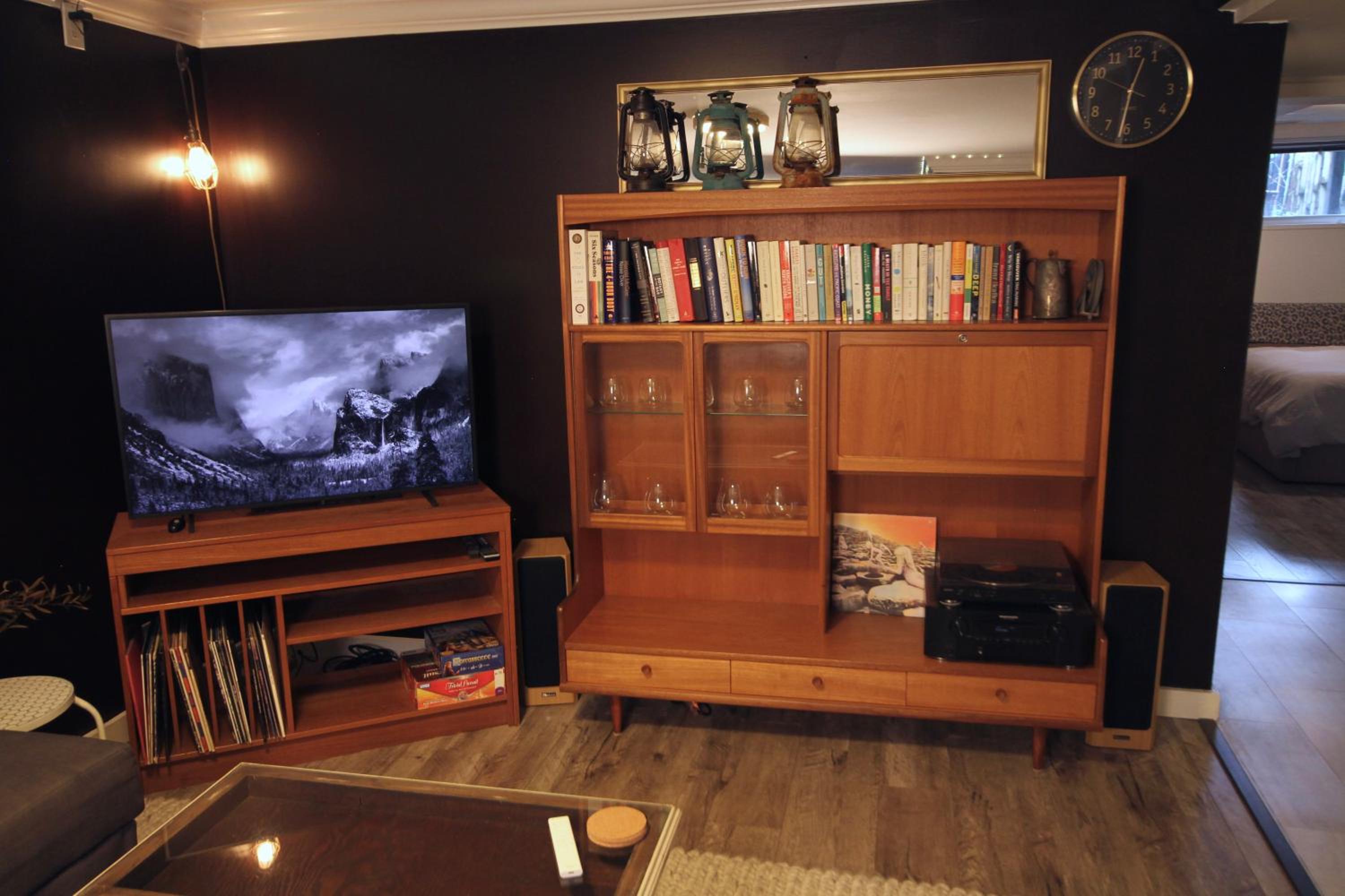 The Orange Door Bungalow- 2-BR w private yard, walkable to cafes & restaurants, 10 min to DT