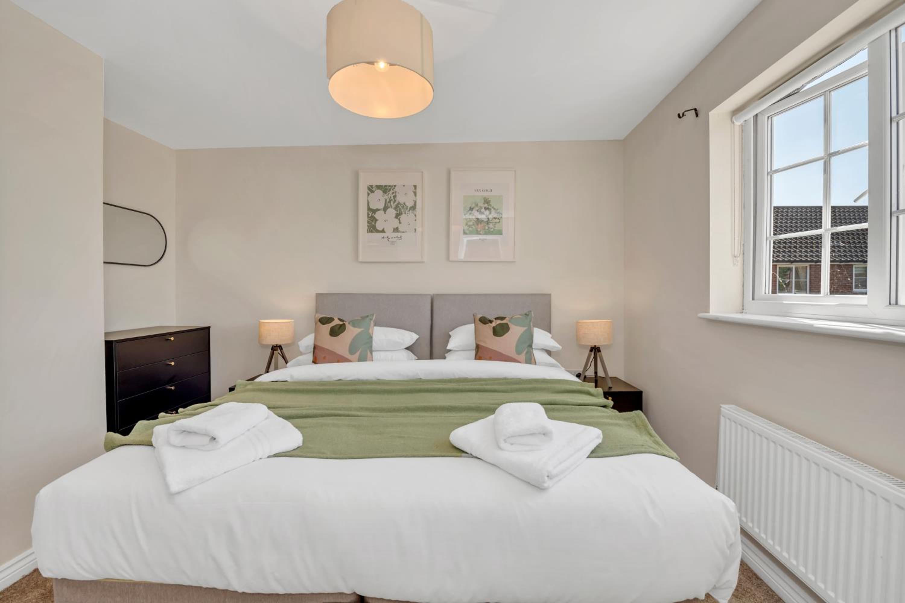The Grange Luxe2, 5 Bedroom House,Spacious,contractor,family,Internet,free parking,group,study,relocation,easily accessible in Ipswich,Kesgrave view 4