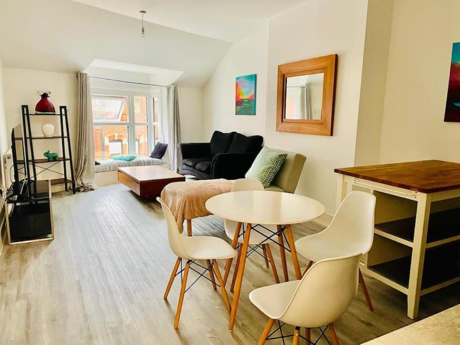 Central modern 1 Bed 1 Bath flat view 2