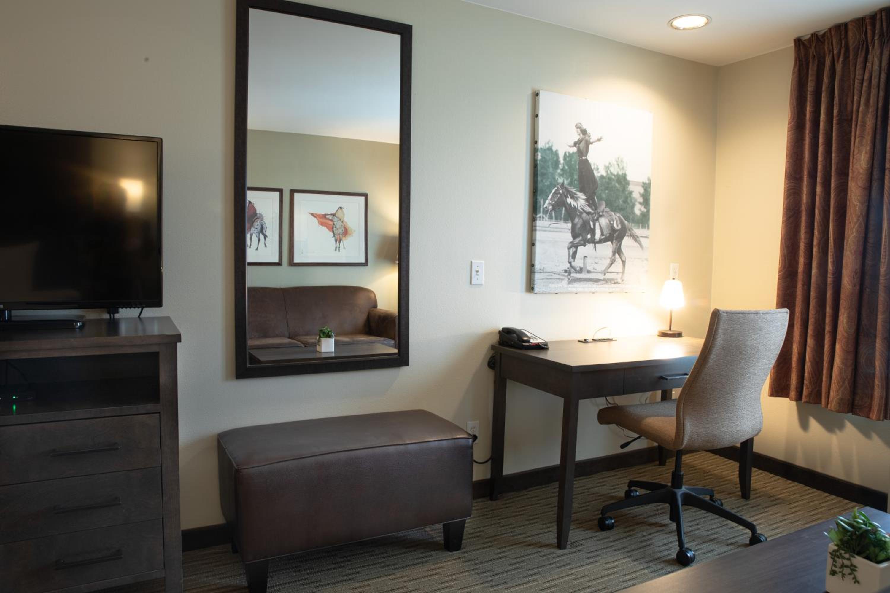 Pendleton Vacations - Oxford Suites Pendleton - Property Image 1