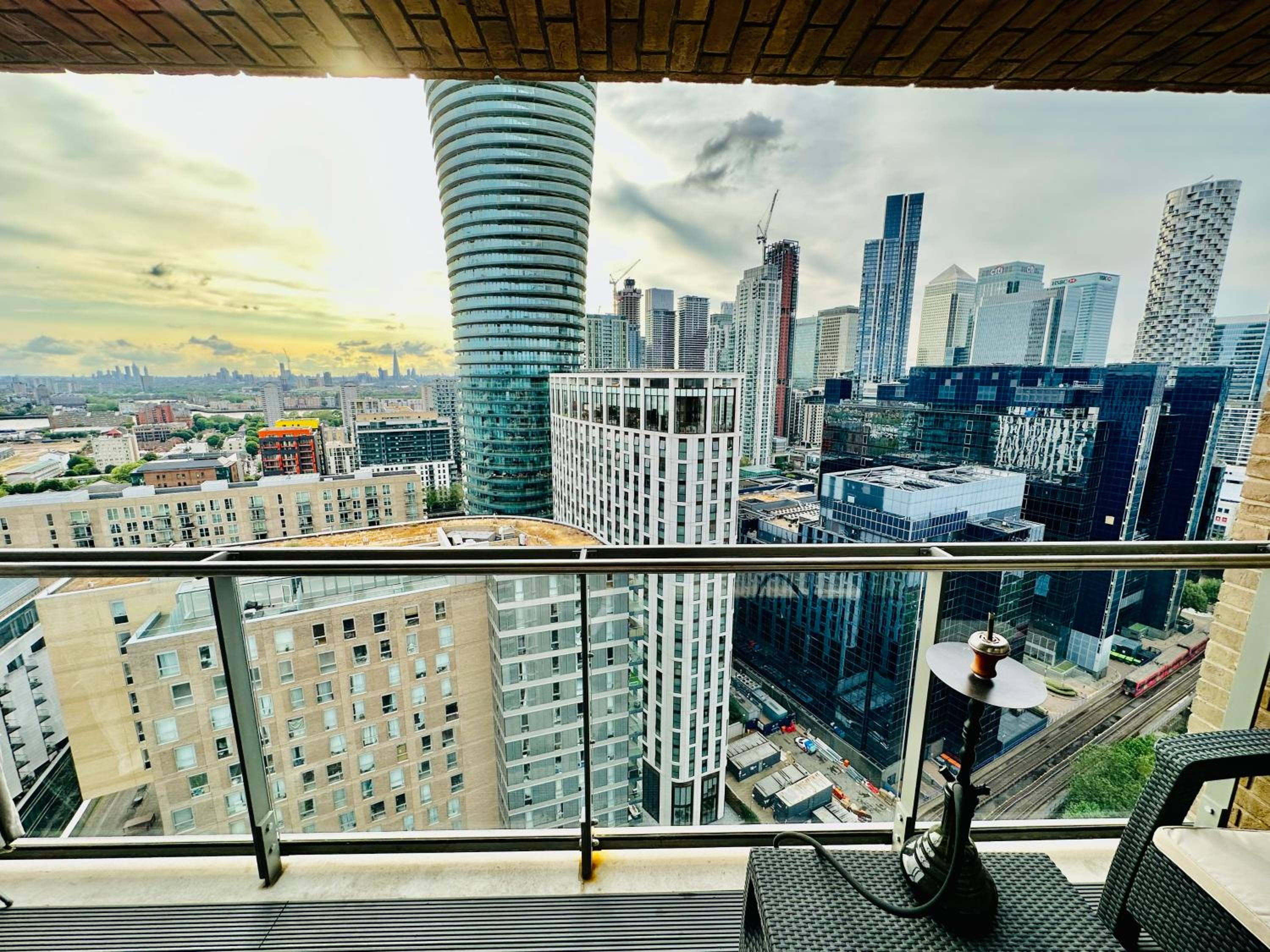 Canary Wharf, Docklands — balance & terrace