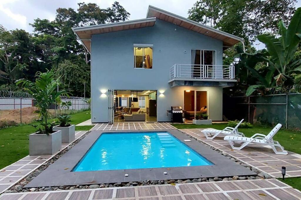 CR Caribbean Blue House - Modern style 100 WiFi