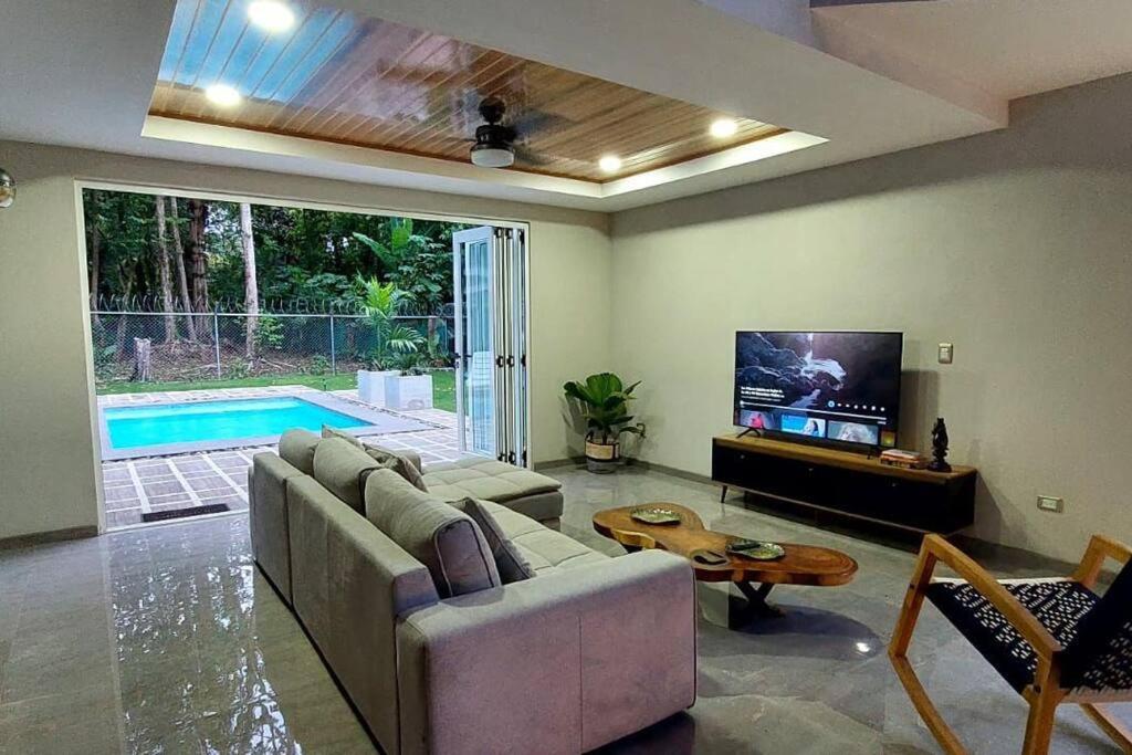 CR Caribbean Blue House - Modern style 100 WiFi