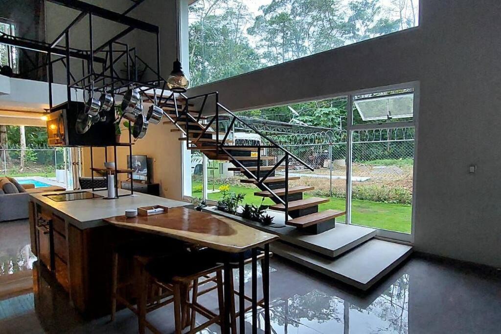 CR Caribbean Blue House - Modern style 100 WiFi