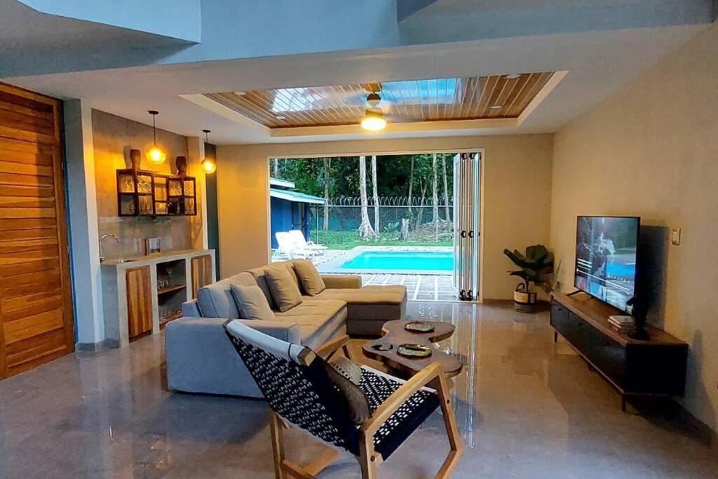 CR Caribbean Blue House - Modern style 100 WiFi