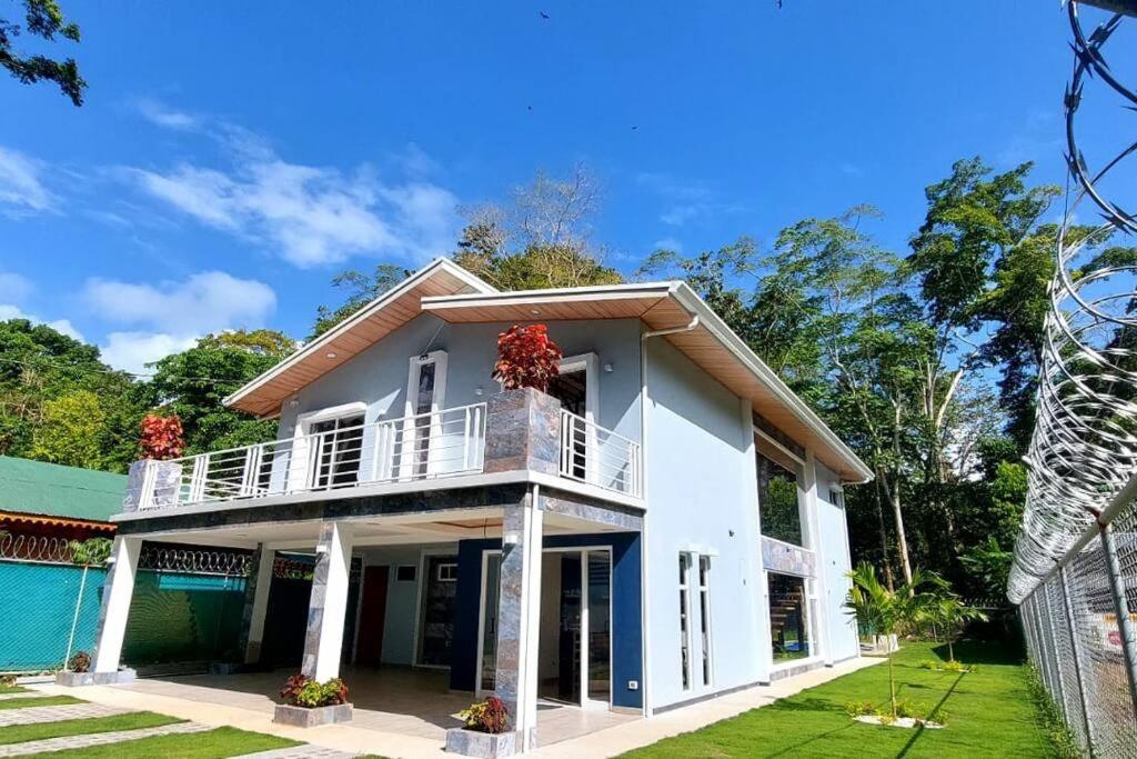 CR Caribbean Blue House - Modern style 100 WiFi