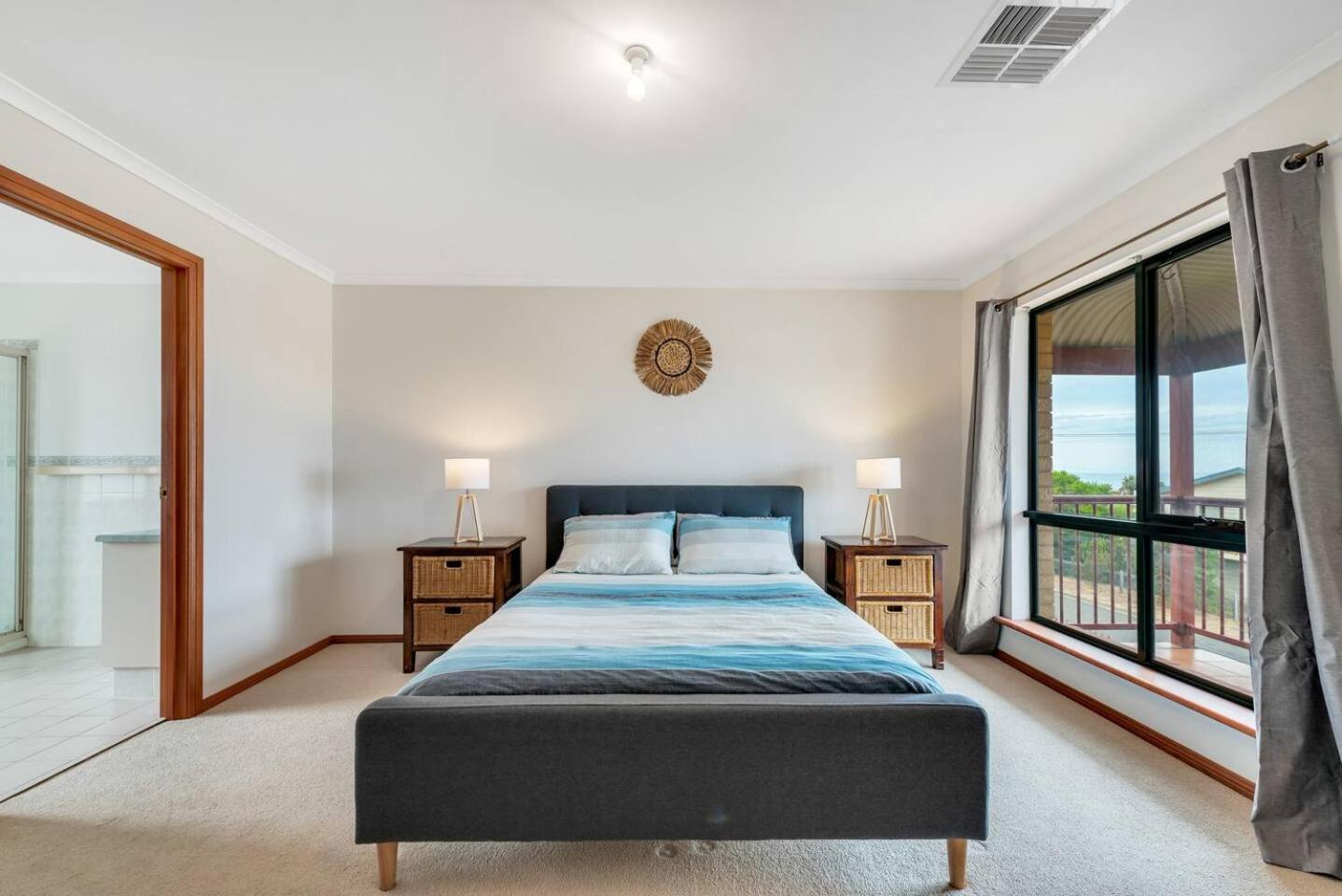 10 Rupara - Linen Included