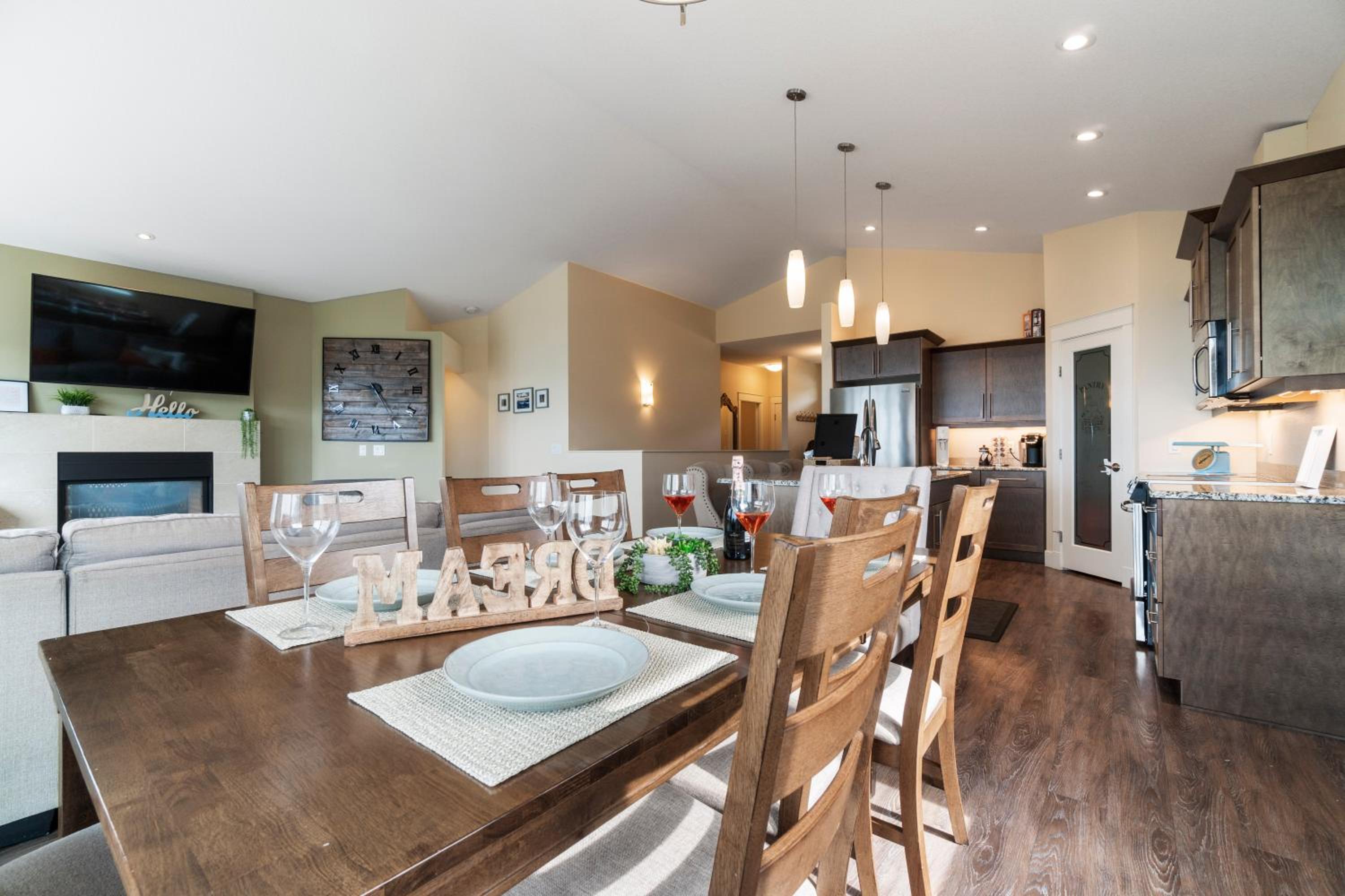 3 bed, 2 bath upper suite overlooking the city