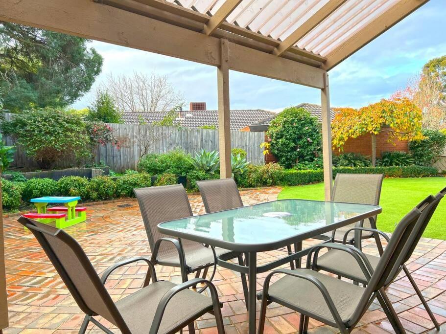 Stylish Retreat Family House 5BRM Wheelers Hill