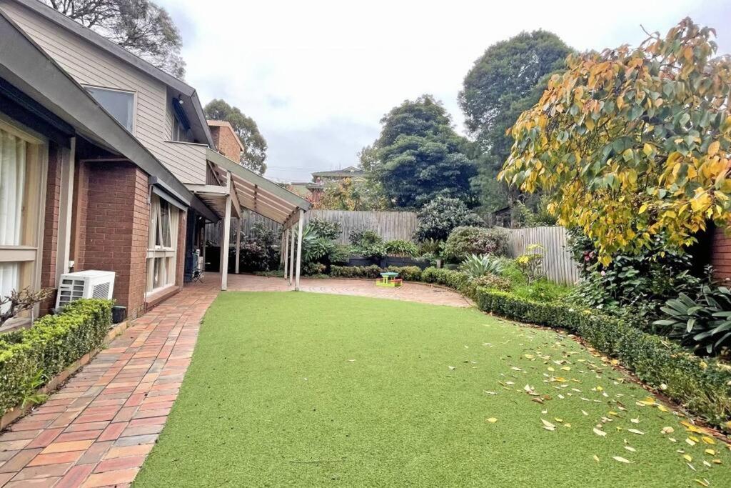 Stylish Retreat Family House 5BRM Wheelers Hill