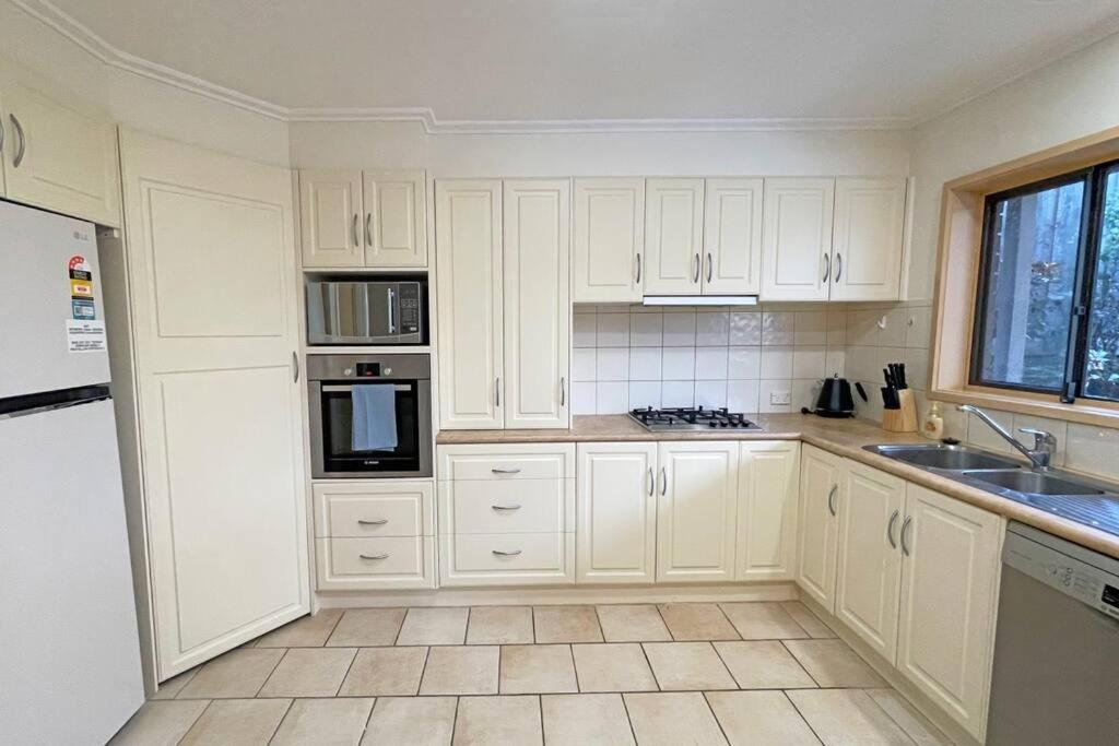 Stylish Retreat Family House 5BRM Wheelers Hill