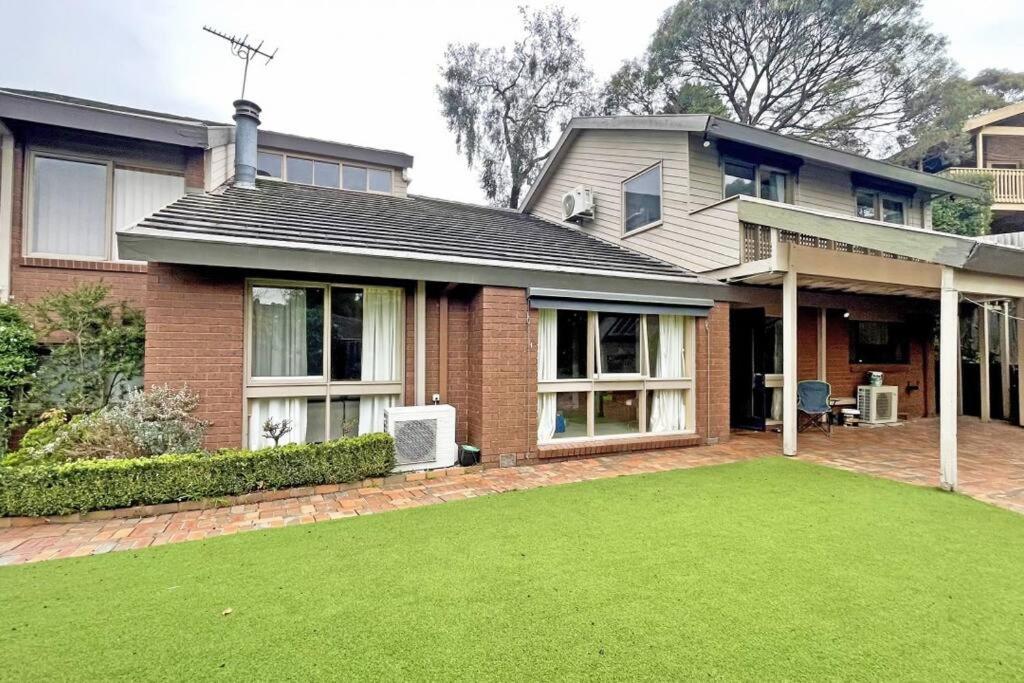 Stylish Retreat Family House 5BRM Wheelers Hill