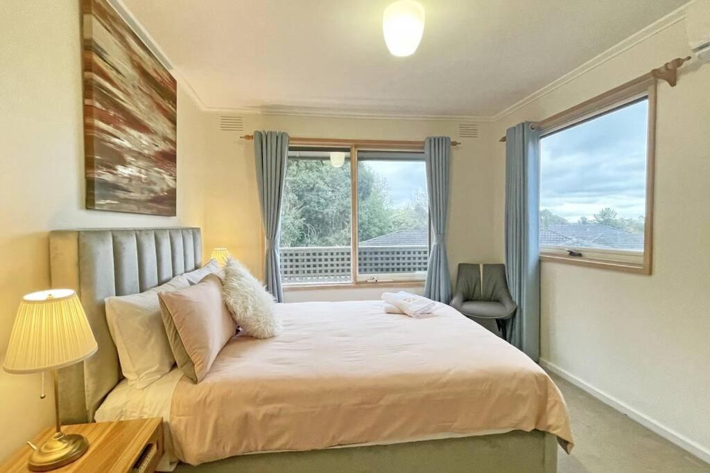 Stylish Retreat Family House 5BRM Wheelers Hill