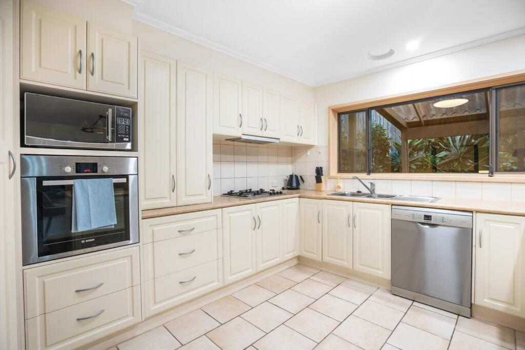Stylish Retreat Family House 5BRM Wheelers Hill
