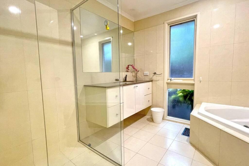 Stylish Retreat Family House 5BRM Wheelers Hill