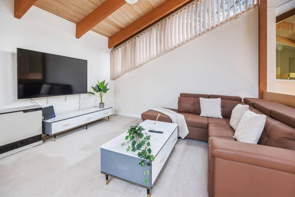 Stylish Retreat Family House 5BRM Wheelers Hill