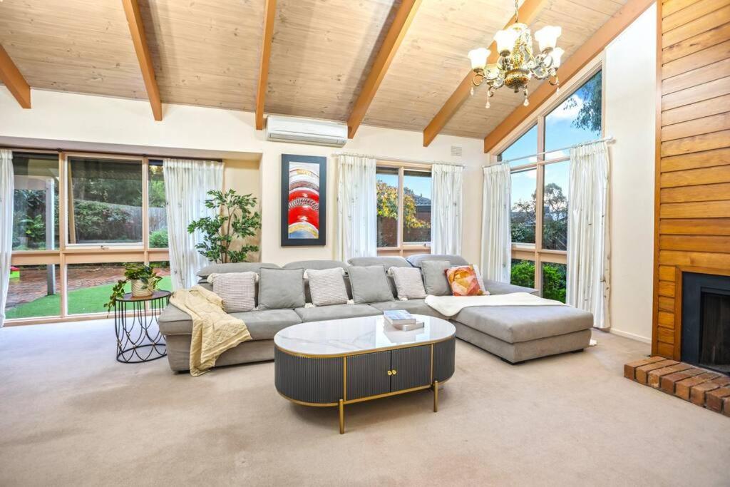 Stylish Retreat Family House 5BRM Wheelers Hill