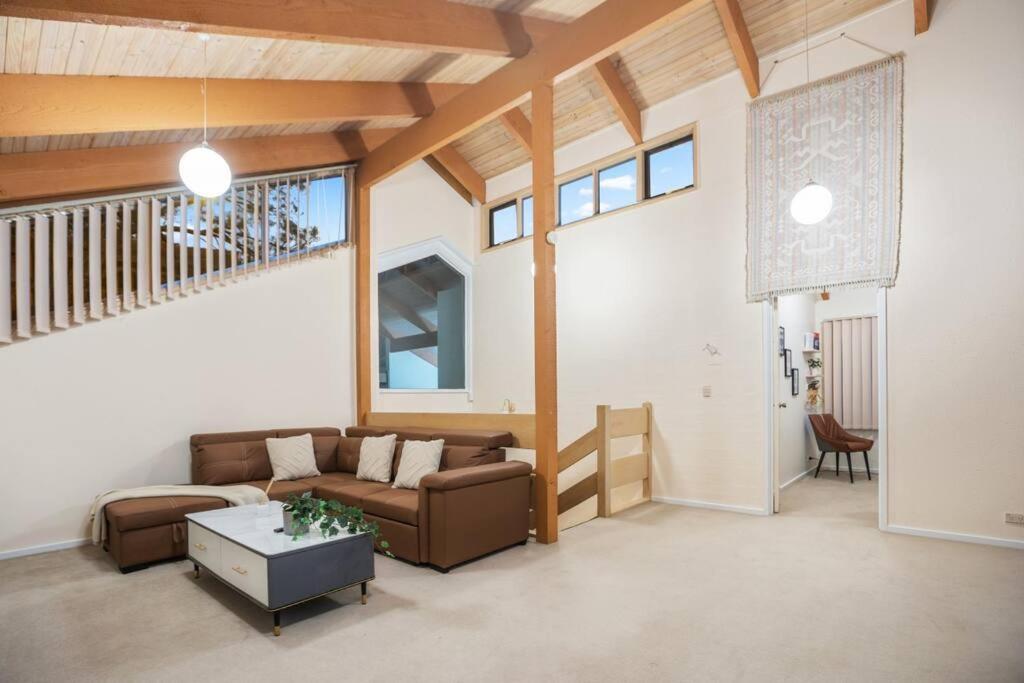 Stylish Retreat Family House 5BRM Wheelers Hill