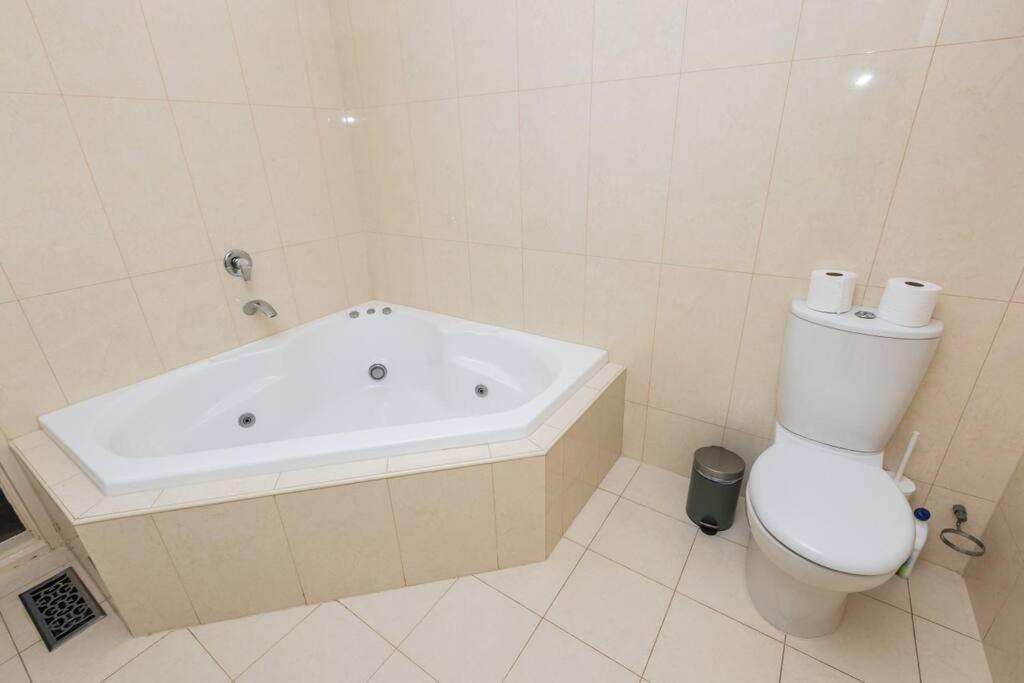 Stylish Retreat Family House 5BRM Wheelers Hill