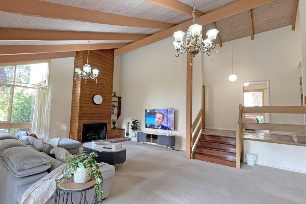 Stylish Retreat Family House 5BRM Wheelers Hill