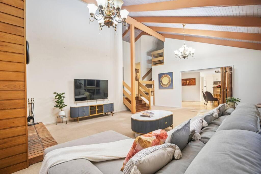 Stylish Retreat Family House 5BRM Wheelers Hill
