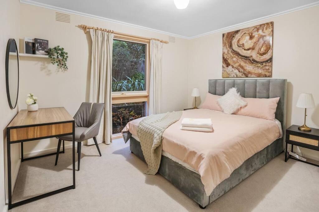 Stylish Retreat Family House 5BRM Wheelers Hill