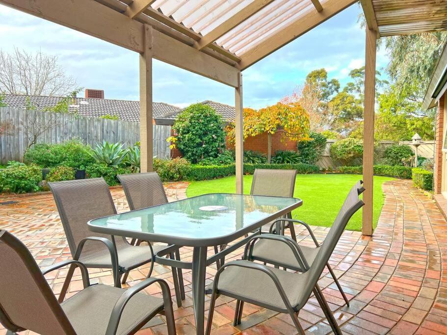 Stylish Retreat Family House 5BRM Wheelers Hill