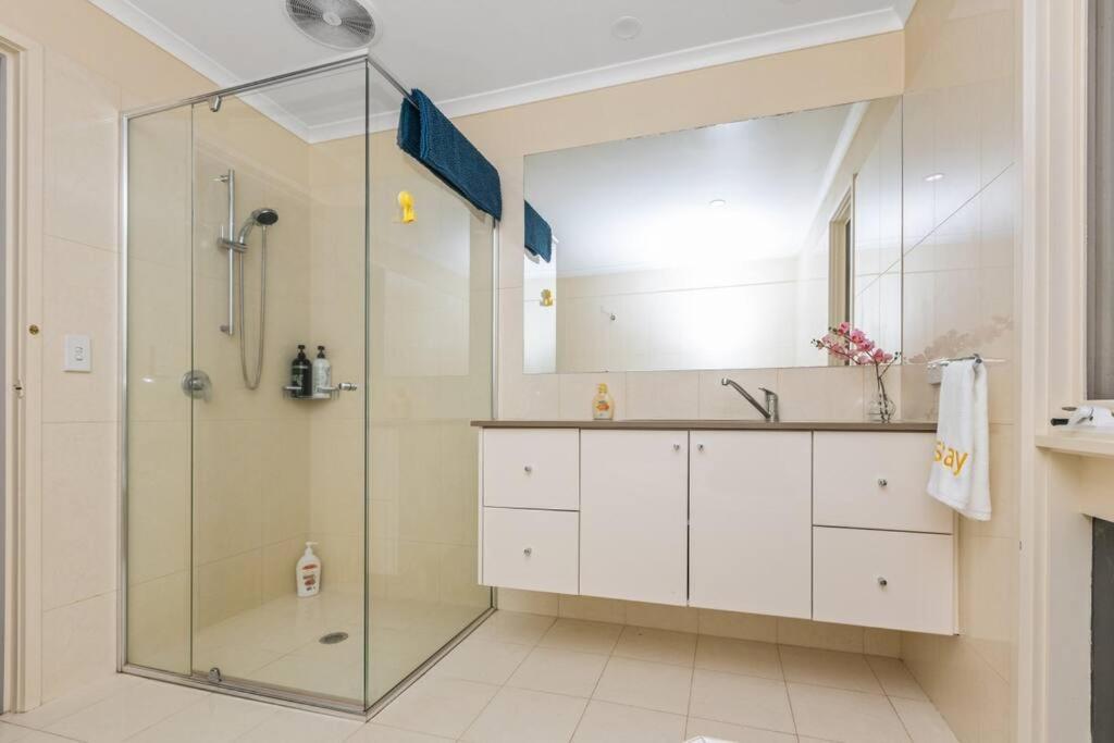 Stylish Retreat Family House 5BRM Wheelers Hill