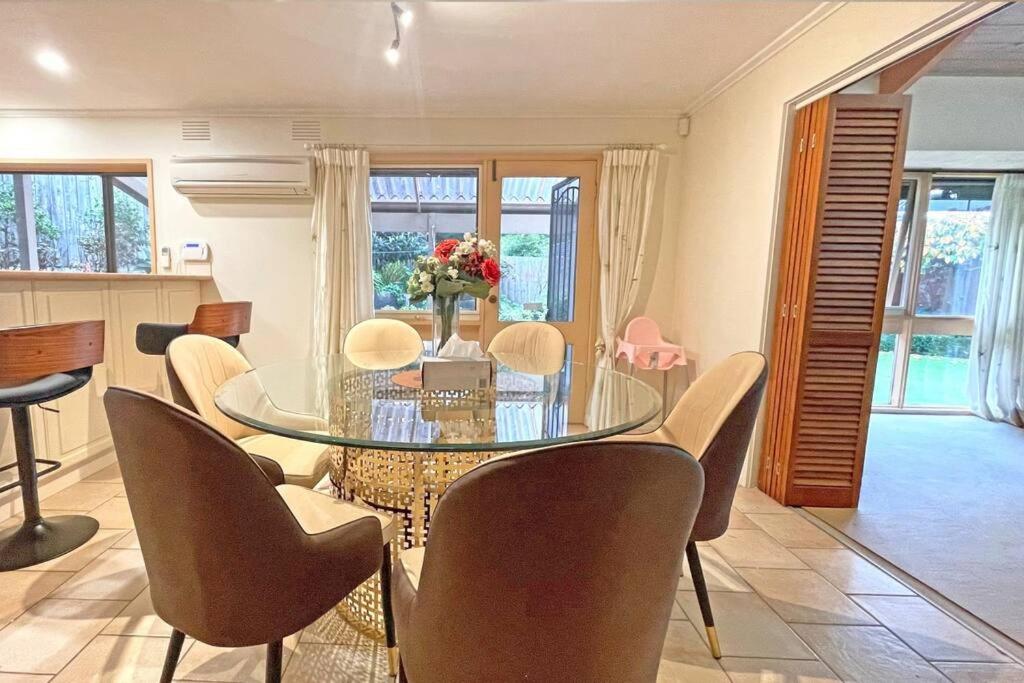 Stylish Retreat Family House 5BRM Wheelers Hill