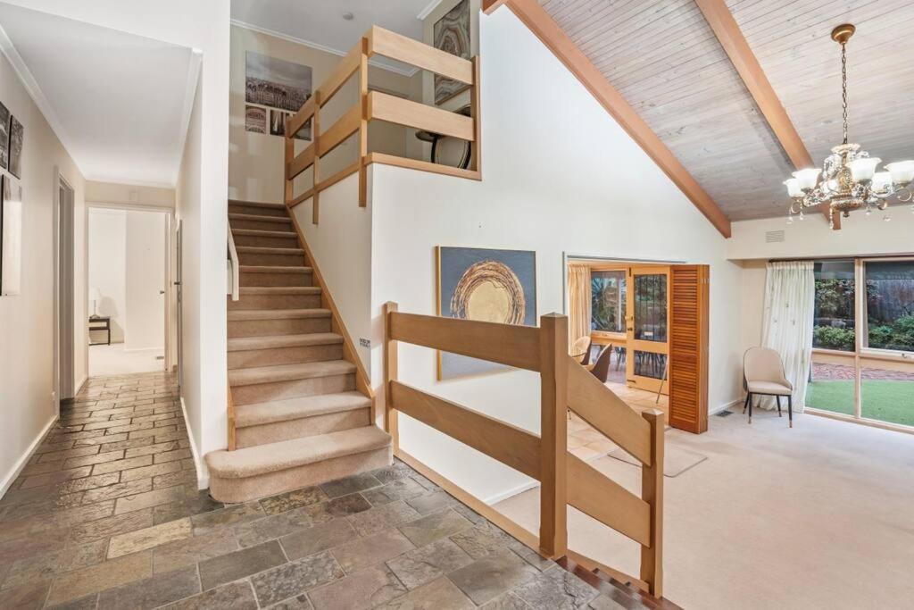 Stylish Retreat Family House 5BRM Wheelers Hill
