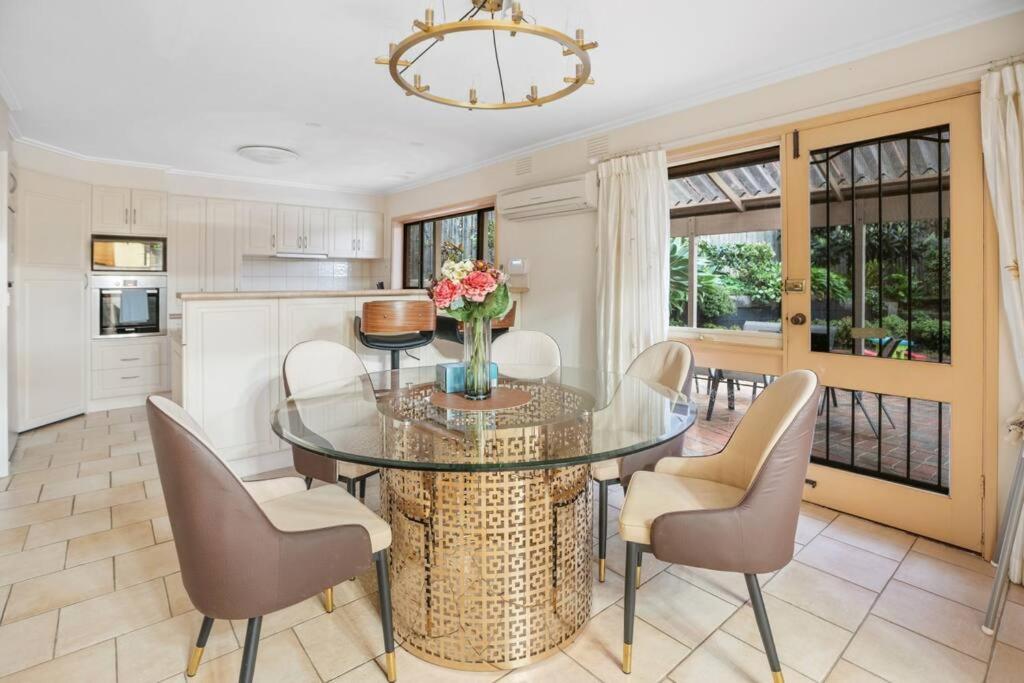 Stylish Retreat Family House 5BRM Wheelers Hill
